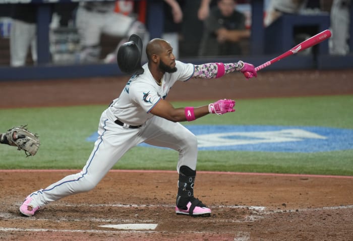 Bryan De La Cruz's helmet falls off after a hit.